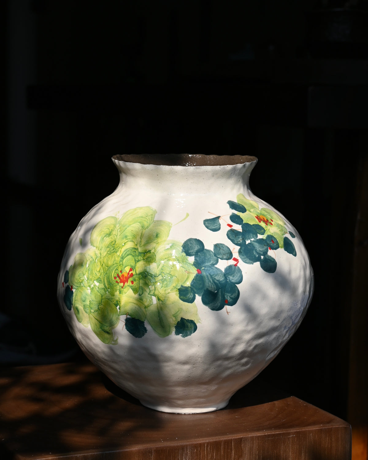 Hand‑Pinched Coarse‑Clay Vase，Hand‑Painted Ceramic Vessel