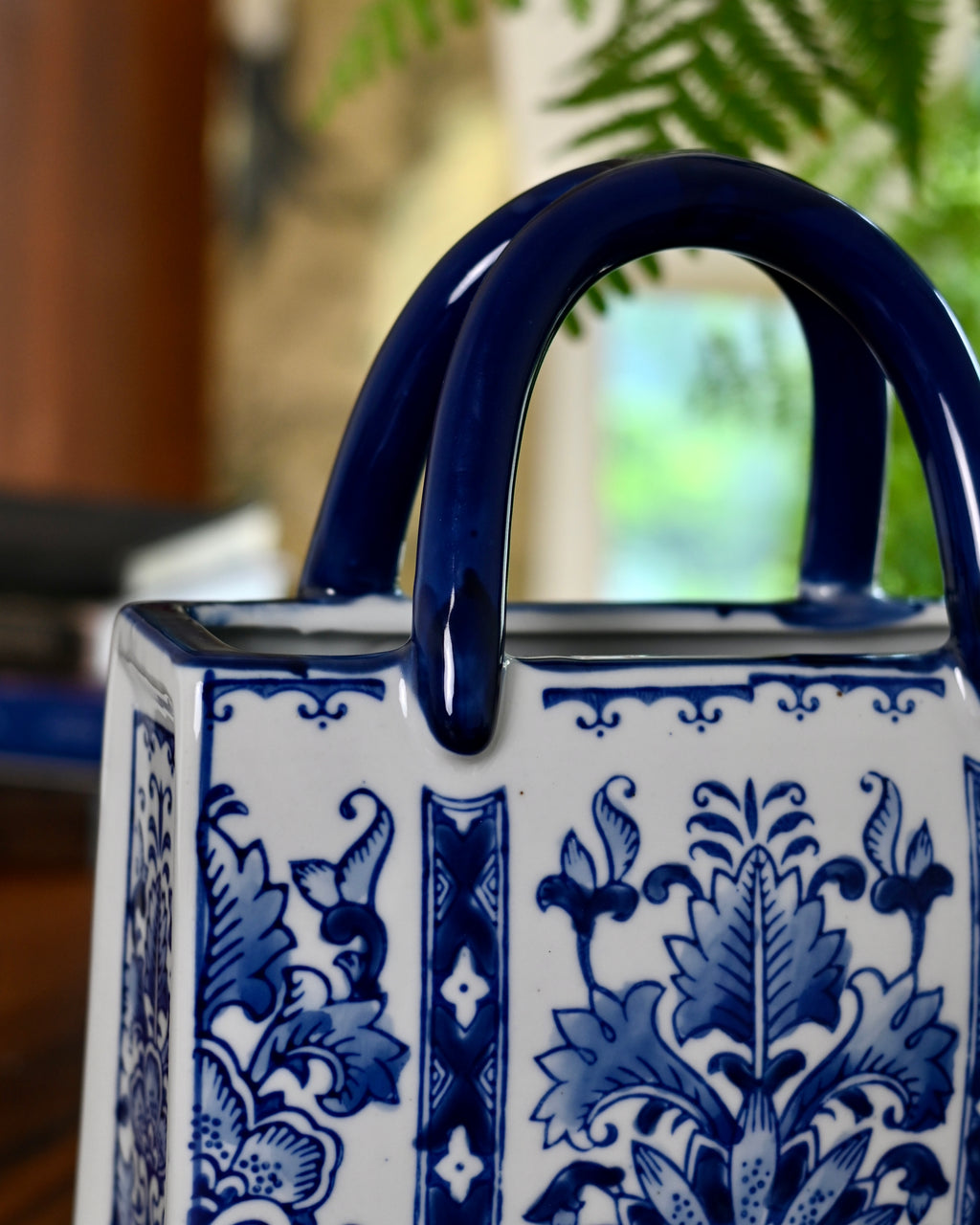 Blue-and-White Porcelain Handbag Vase – Creative Ceramic Tote Flower Vessel