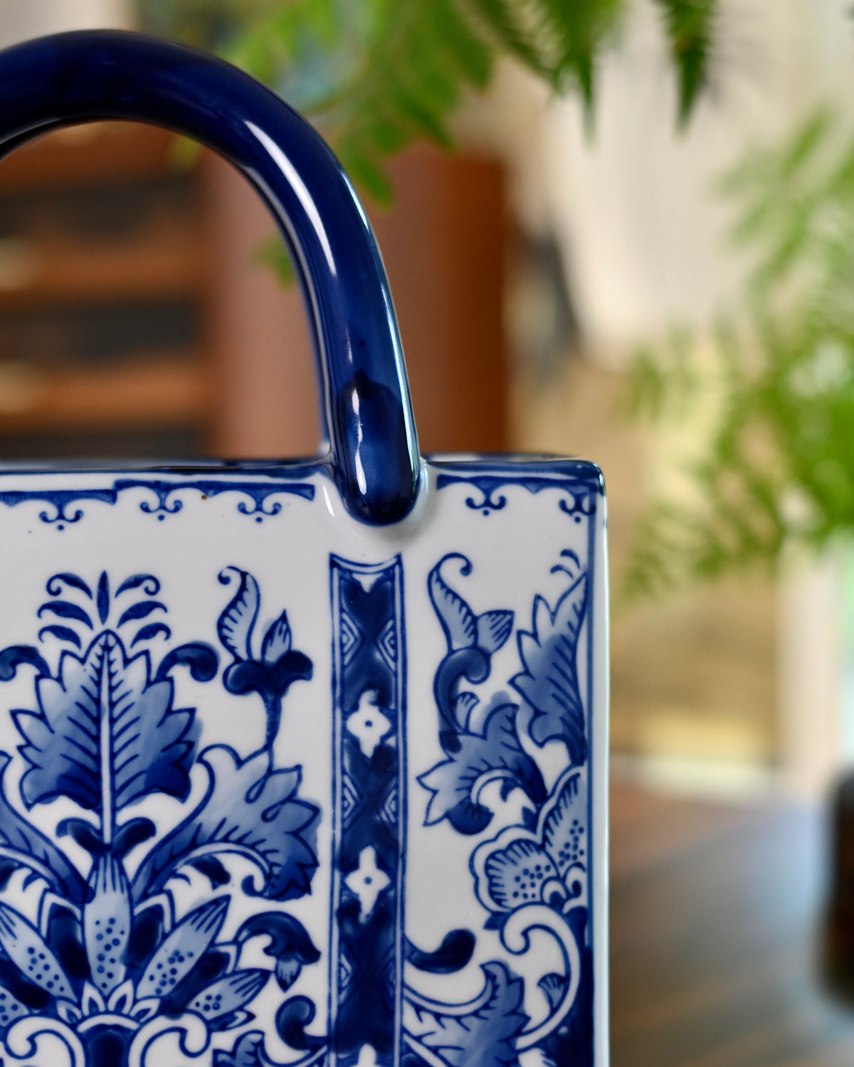Blue-and-White Porcelain Handbag Vase – Creative Ceramic Tote Flower Vessel