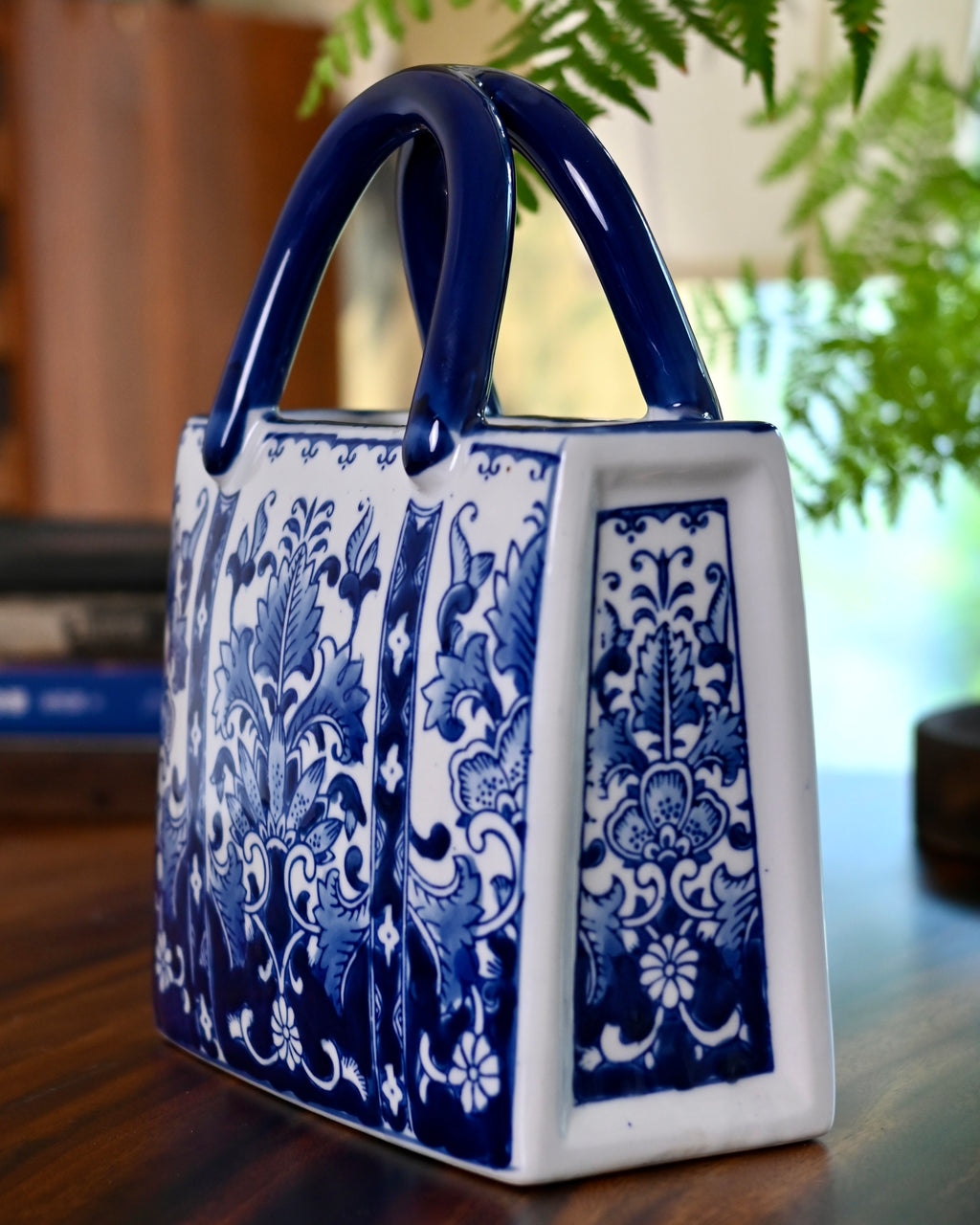 Blue-and-White Porcelain Handbag Vase – Creative Ceramic Tote Flower Vessel