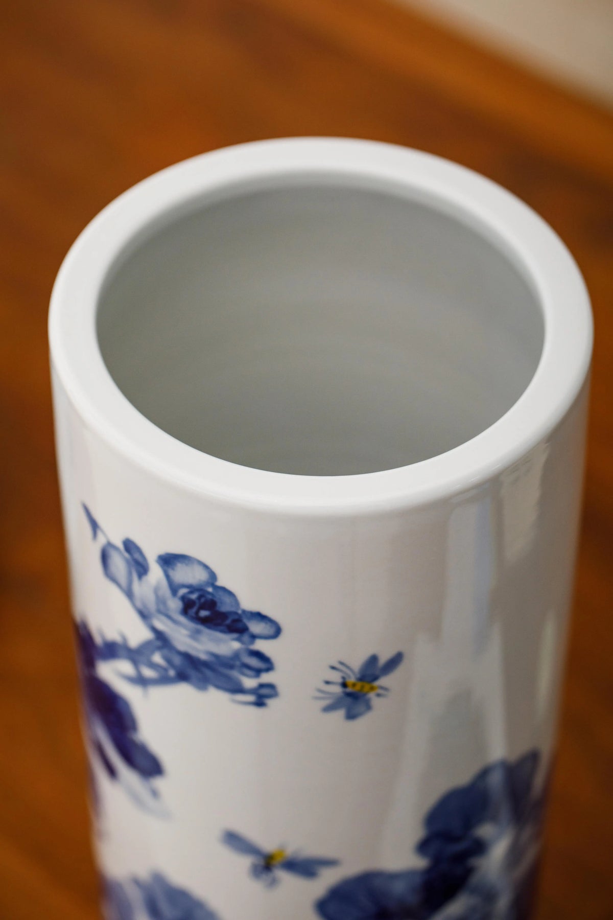 Jingdezhen porcelain vase for dried flower arrangement, classic underglaze blue craft
