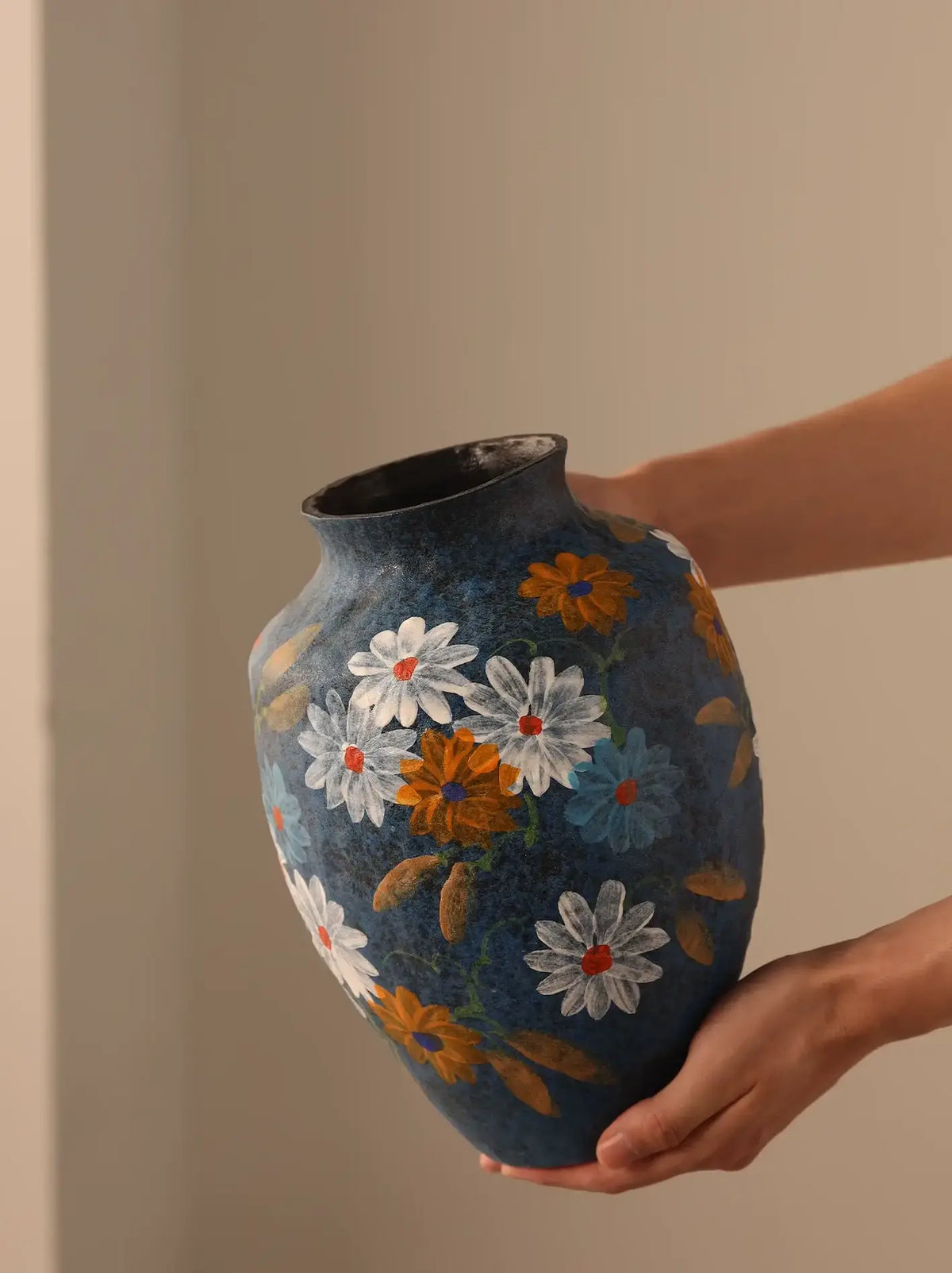 1200°C high temperature fired handmade vase from Jingdezhen, hand-drawn daisy ornament for study and meeting room