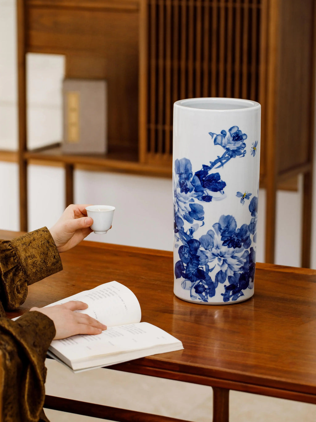 Kaolin clay porcelain vase fired at 1300℃, fully glazed inside and out for fresh or dried flowers