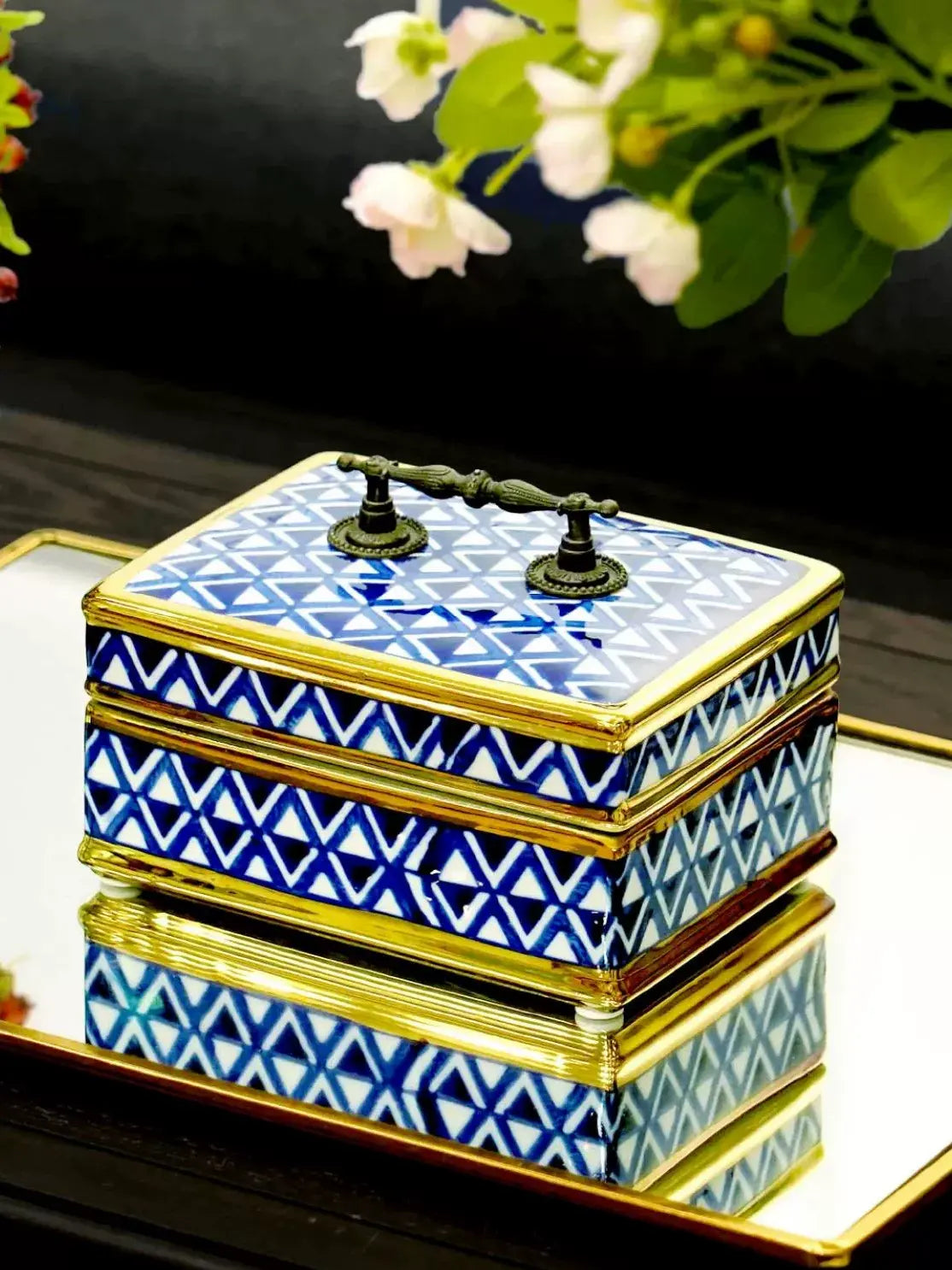 Two pattern options of Jingdezhen hand-painted blue and white porcelain jewelry box, classical interior ornament